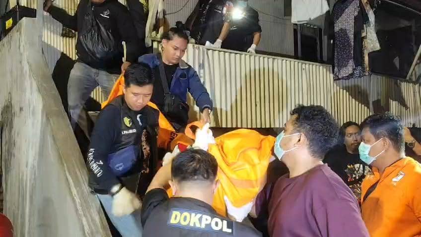 Polisi mengevakuasi jenazah dari tempat kejadian perkara (TKP) wanita diduga dibunuh suami di Jalan Mannuruki VI, Kecamatan Tamalate, Makass
