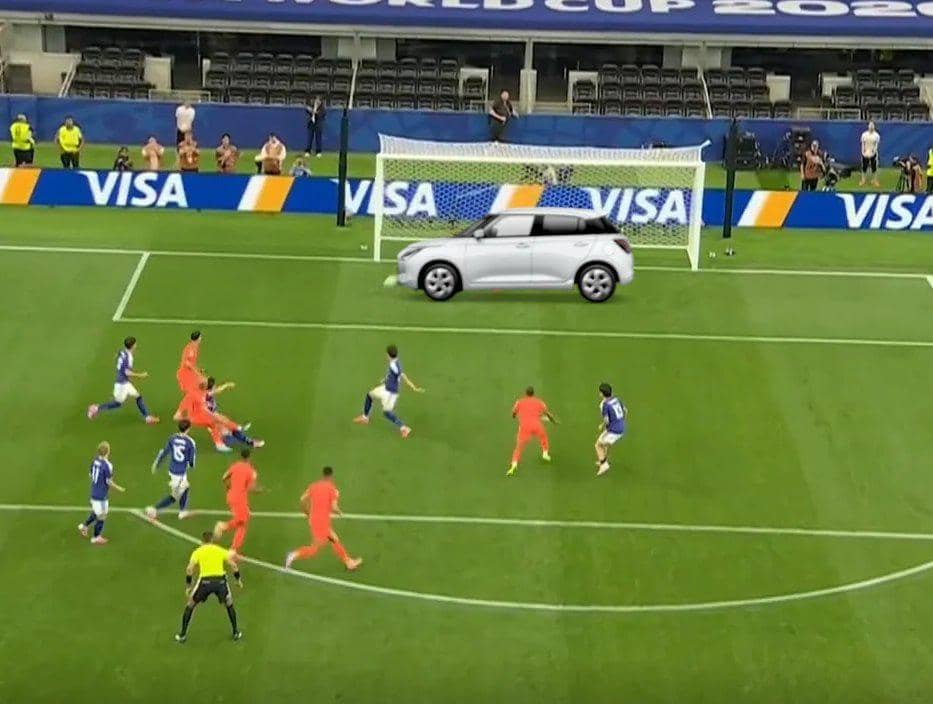 Meme pertandingan sepak bola antara Belanda dan Jepang dengan gambar mobil ditempatkan di depan gawang di lapangan.