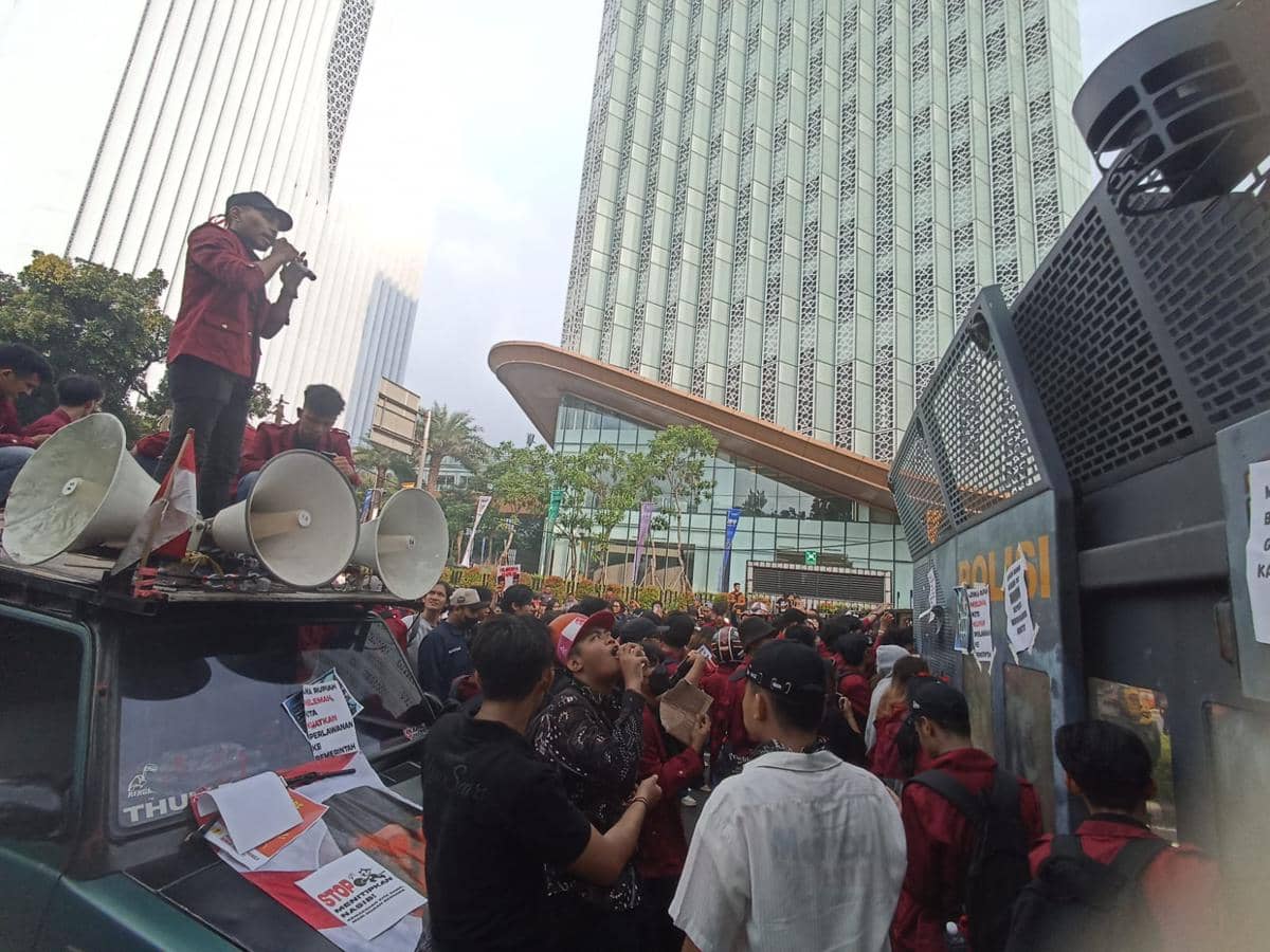 Detik-Detik Polisi Mundur Didesak Mahasiswa, Aksi di Monas Memanas