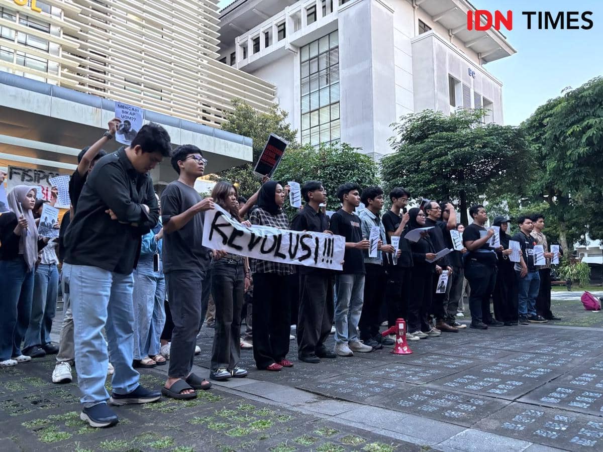 Aksi Keluarga Mahasiswa (KM) Fakultas Ilmu Sosial dan Politik Universitas Gadjah Mada (FISIPOL UGM) bertajuk "FISIPOL Menolak Bungkam" di Taman Pintar FISIPOL UGM, Senin (15/6/2026). (IDN Times/Herlambang Jati Kusumo)