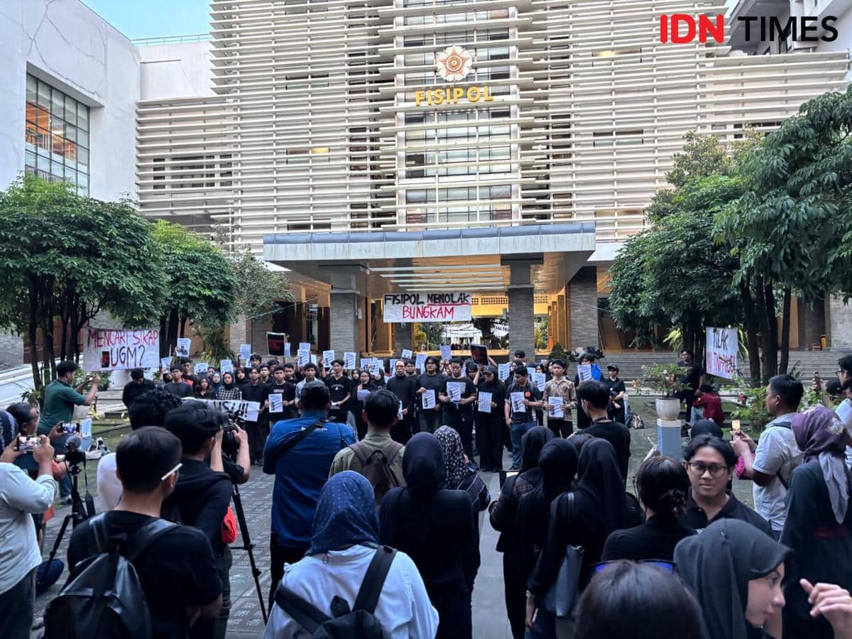 Aksi Keluarga Mahasiswa (KM) Fakultas Ilmu Sosial dan Politik Universitas Gadjah Mada (FISIPOL UGM) bertajuk "FISIPOL Menolak Bungkam" di Taman Pintar FISIPOL UGM, Senin (15/6/2026). (IDN Times/Herlambang Jati Kusumo)