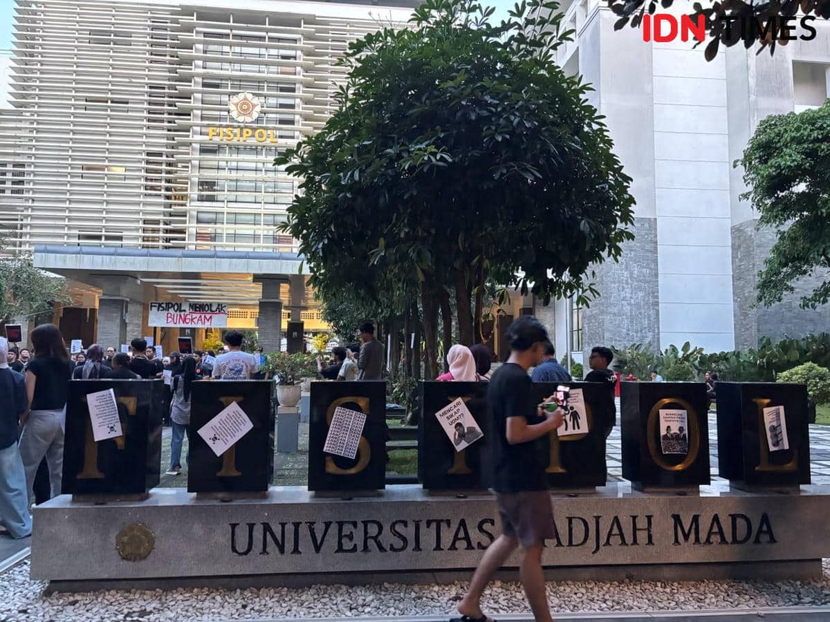 Aksi Keluarga Mahasiswa (KM) Fakultas Ilmu Sosial dan Politik Universitas Gadjah Mada (FISIPOL UGM) bertajuk "FISIPOL Menolak Bungkam" di Taman Pintar FISIPOL UGM, Senin (15/6/2026). (IDN Times/Herlambang Jati Kusumo)