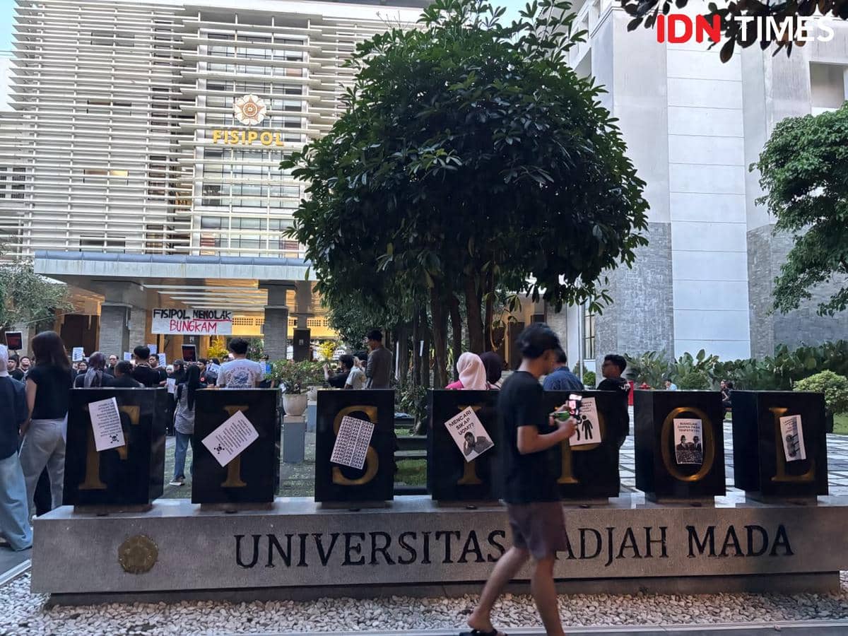 Aksi Keluarga Mahasiswa (KM) Fakultas Ilmu Sosial dan Politik Universitas Gadjah Mada (FISIPOL UGM) bertajuk "FISIPOL Menolak Bungkam" di Taman Pintar FISIPOL UGM, Senin (15/6/2026). (IDN Times/Herlambang Jati Kusumo)