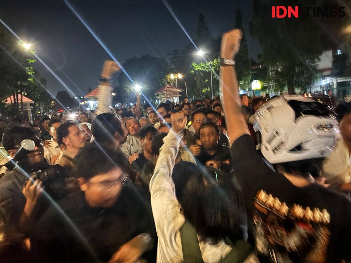 Mahasiswa berusaha menahan Menteri Agraria dan Tata Ruang/Kepala Badan Pertanahan Nasional (ATR/BPN) Nusron Wahid, Wakil Menteri Pertanian, Sudaryono saat meninggalkan Gelanggang Inovasi dan Kreativitas Universitas Gadjah Mada (GIK UGM), Sleman, Senin (15/6/2026) malam. (IDN Times/Herlambang Jati K