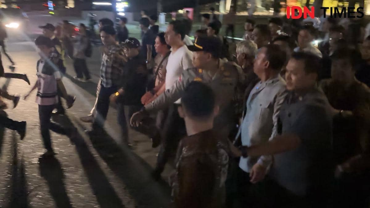 Mahasiswa berusaha menahan Menteri Agraria dan Tata Ruang/Kepala Badan Pertanahan Nasional (ATR/BPN) Nusron Wahid, Wakil Menteri Pertanian, Sudaryono saat meninggalkan Gelanggang Inovasi dan Kreativitas Universitas Gadjah Mada (GIK UGM), Sleman, Senin (15/6/2026) malam. (IDN Times/Herlambang Jati K
