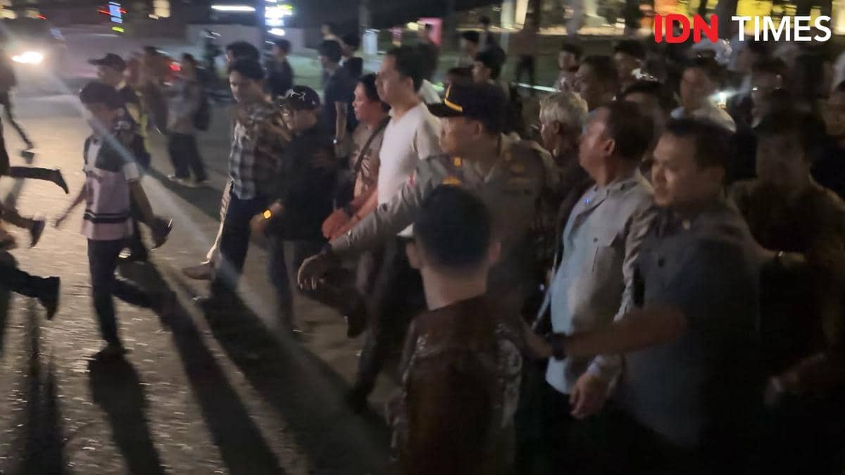Mahasiswa berusaha menahan Menteri Agraria dan Tata Ruang/Kepala Badan Pertanahan Nasional (ATR/BPN) Nusron Wahid, Wakil Menteri Pertanian, Sudaryono saat meninggalkan  Gelanggang Inovasi dan Kreativitas Universitas Gadjah Mada (GIK UGM), Sleman, Senin (15/6/2026) malam. (IDN Times/Herlambang Jati K