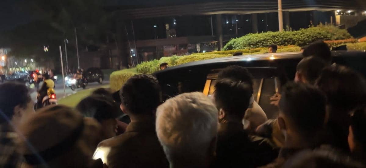 Mahasiswa berusaha menahan Menteri Agraria dan Tata Ruang/Kepala Badan Pertanahan Nasional (ATR/BPN) Nusron Wahid, Wakil Menteri Pertanian, Sudaryono saat meninggalkan  Gelanggang Inovasi dan Kreativitas Universitas Gadjah Mada (GIK UGM), Sleman, Senin (15/6/2026) malam. (IDN Times/Herlambang Jati K