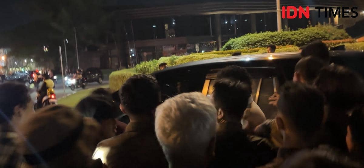 Mahasiswa berusaha menahan Menteri Agraria dan Tata Ruang/Kepala Badan Pertanahan Nasional (ATR/BPN) Nusron Wahid, Wakil Menteri Pertanian, Sudaryono saat meninggalkan Gelanggang Inovasi dan Kreativitas Universitas Gadjah Mada (GIK UGM), Sleman, Senin (15/6/2026) malam. (IDN Times/Herlambang Jati K