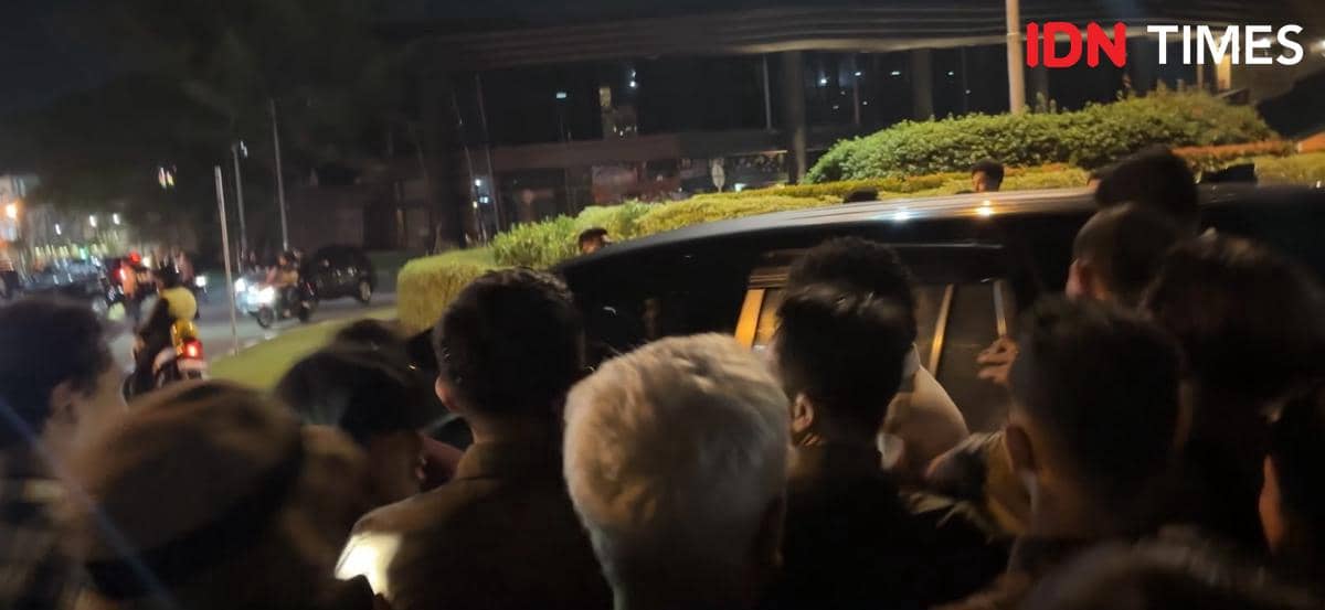 Mahasiswa berusaha menahan Menteri Agraria dan Tata Ruang/Kepala Badan Pertanahan Nasional (ATR/BPN) Nusron Wahid, Wakil Menteri Pertanian, Sudaryono saat meninggalkan  Gelanggang Inovasi dan Kreativitas Universitas Gadjah Mada (GIK UGM), Sleman, Senin (15/6/2026) malam. (IDN Times/Herlambang Jati K