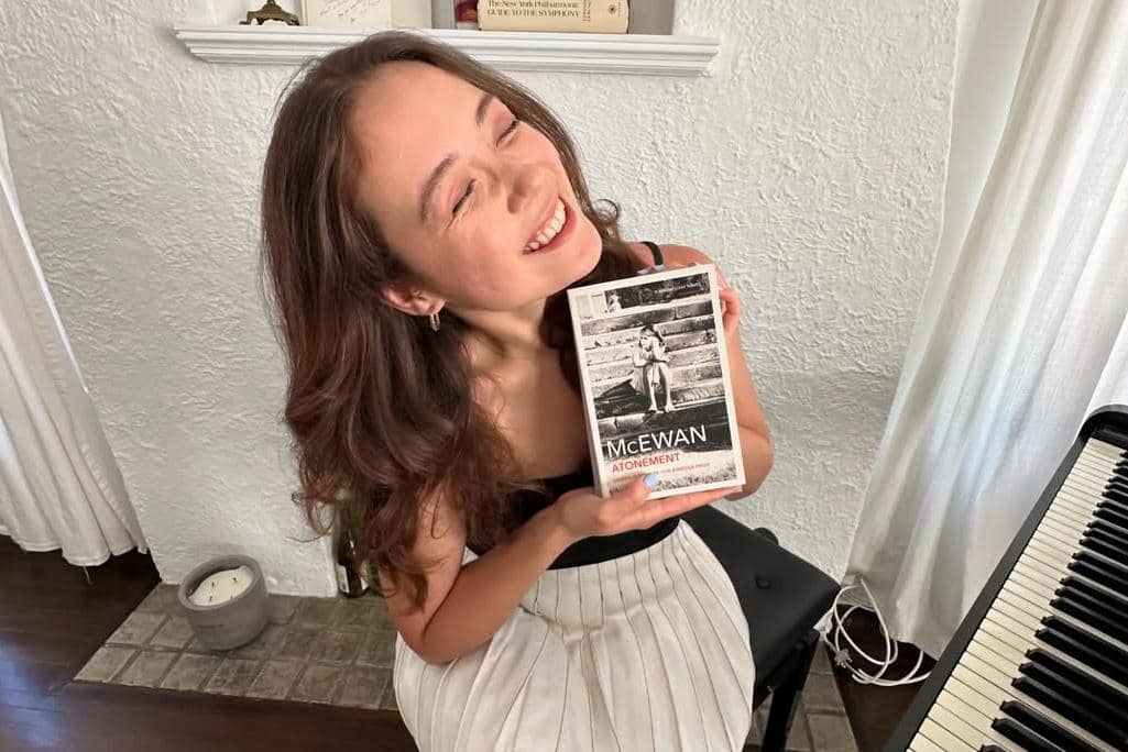 5 Klub Buku Milik Artis Hollywood, Mau Gabung yang Mana?