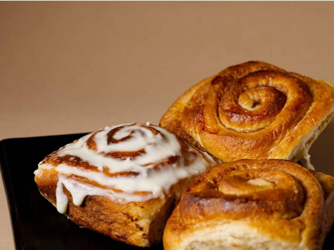 Cinnamon bun bites kecil berlapis gula dan kayu manis tersaji sebagai camilan manis berukuran sekali gigit.