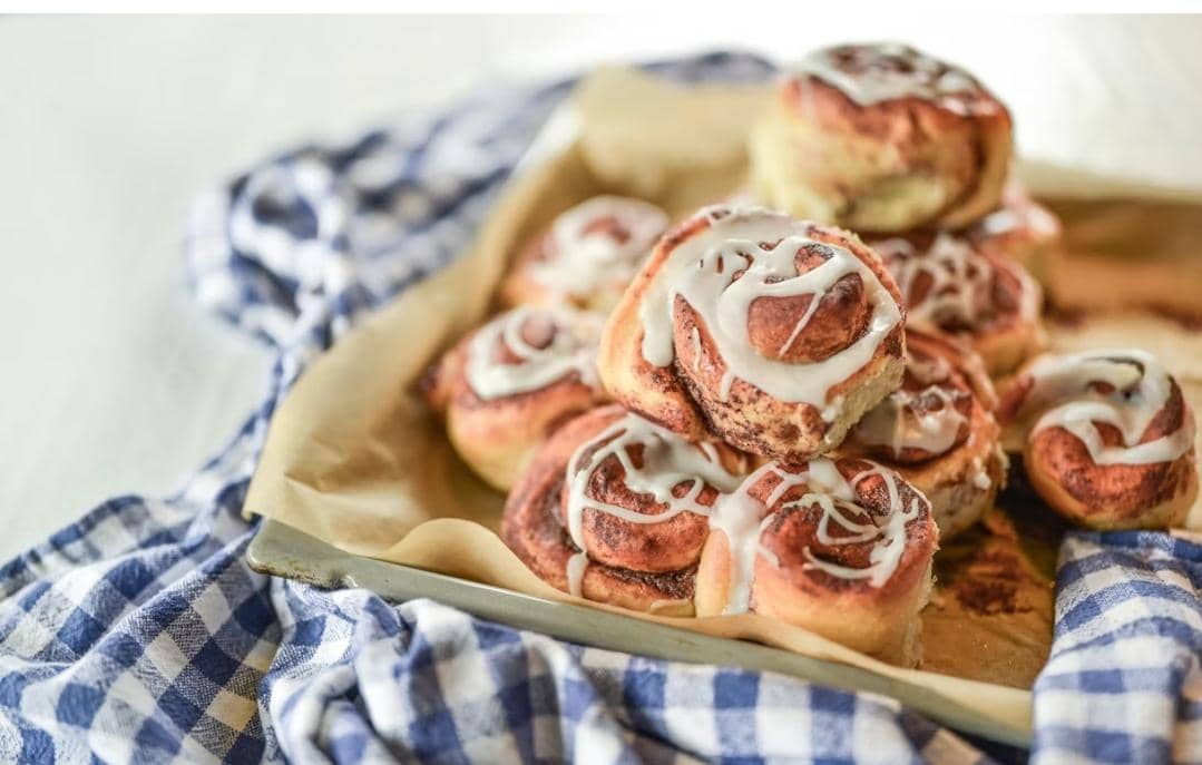 Ilustrasi cinnamon bun bites, camilan gulungan roti kecil dengan lapisan gula dan cita rasa kayu manis.