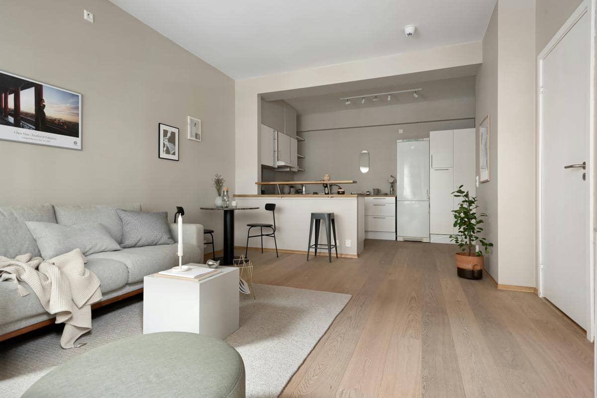 https://unsplash.com/id/foto/ruang-tamu-yang-dipenuhi-dengan-furnitur-dan-dapur-_NEnWHoI3oA
