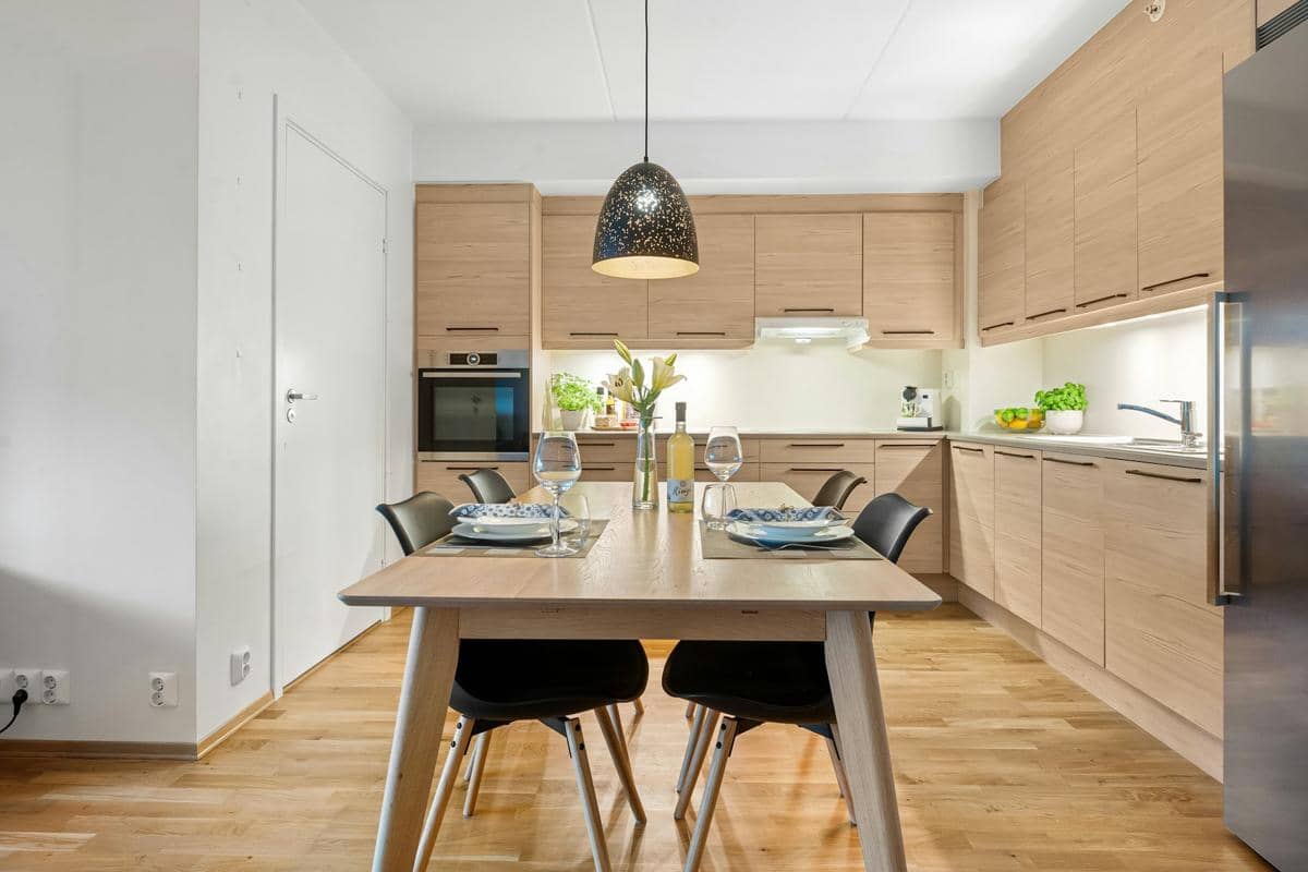 https://unsplash.com/id/foto/dapur-dengan-meja-dan-lemari-es-J9--l66ty0U