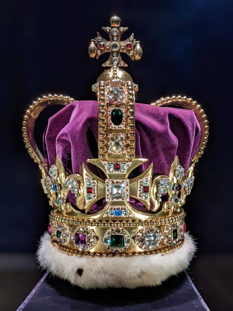 Mahkota St. Edward, yang merupakan salah satu benda paling suci dan penting dalam kumpulan Permata Mahkota Britania Raya (Crown Jewels).