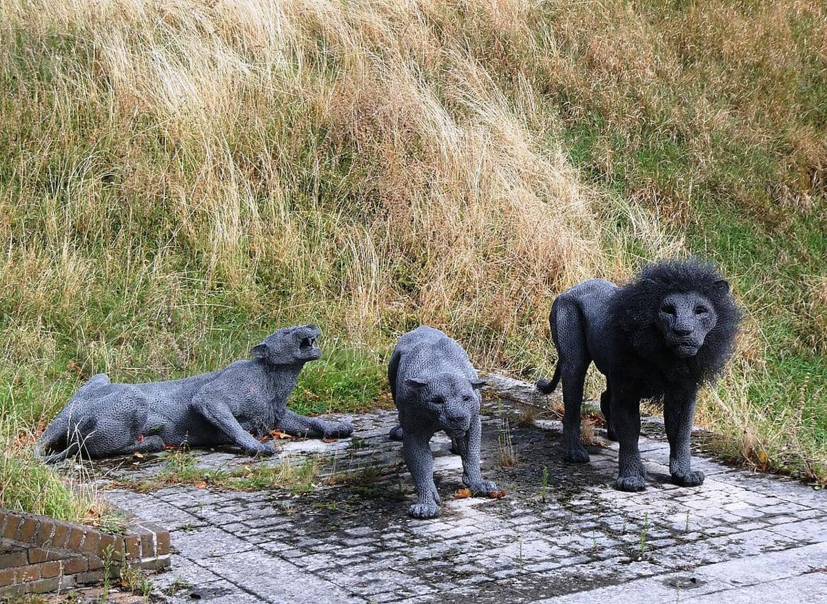 Tiga patung singa yang merupakan bagian dari pameran seni permanen bertajuk Royal Beasts di Menara London, dan dibuat untuk mengenang Royal Menagerie, yaitu koleksi hewan eksotis milik kerajaan.