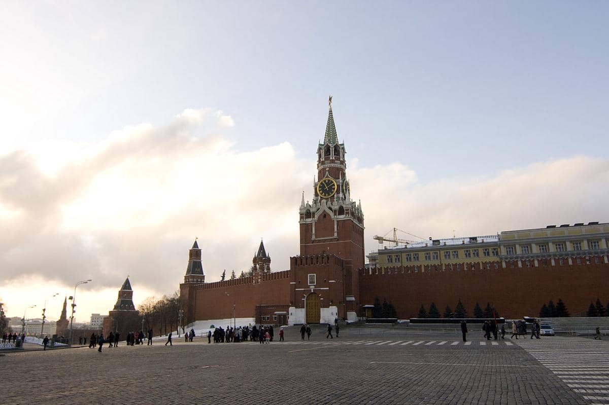 Menara Spasskaya, menara utama di dinding timur Kremlin Moskow.