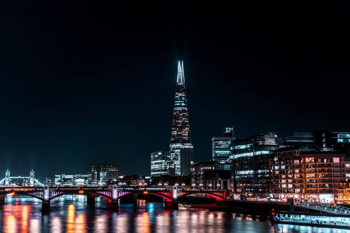 The Shard, gedung pencakar langit tertinggi di London, Inggris.