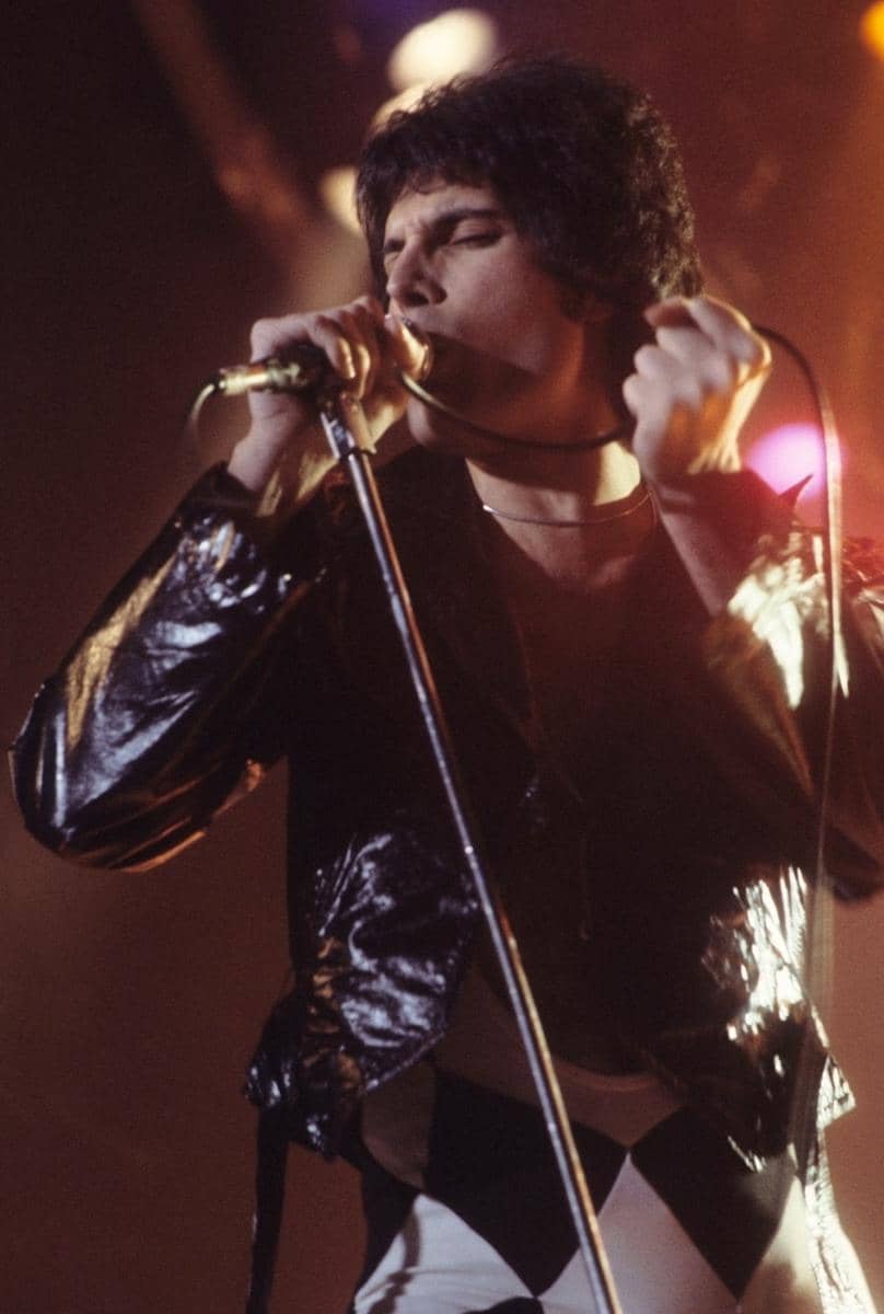 Freddie Mercury, vokalis legendaris Queen, lahir di Zanzibar pada 5 September 1946.