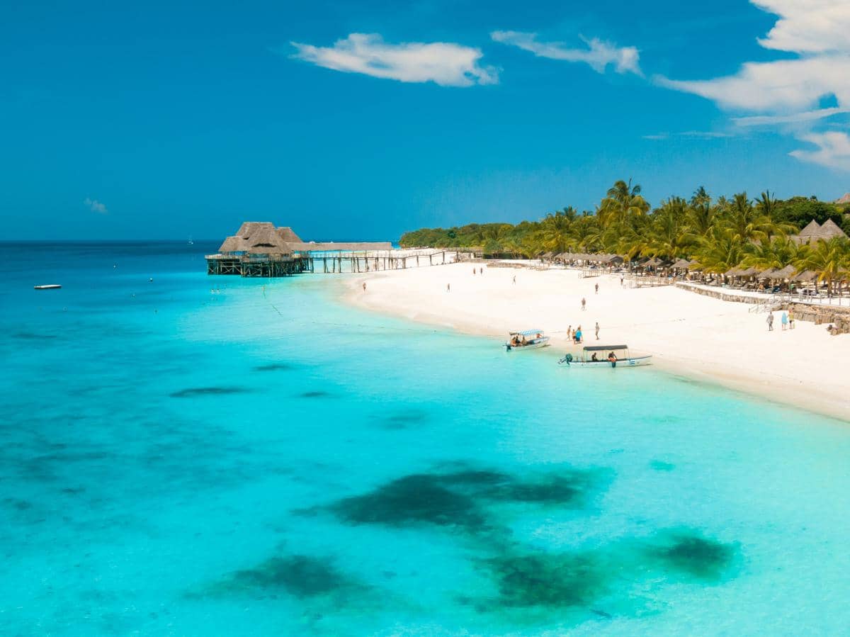 Zanzibar terkenal dengan air laut yang jernih, pasir putih, serta kekayaan terumbu karangnya.