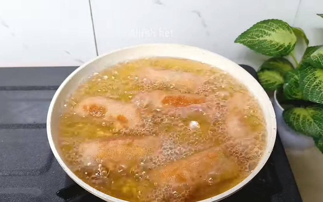 ilustrasi menggoreng risol bihun pedas