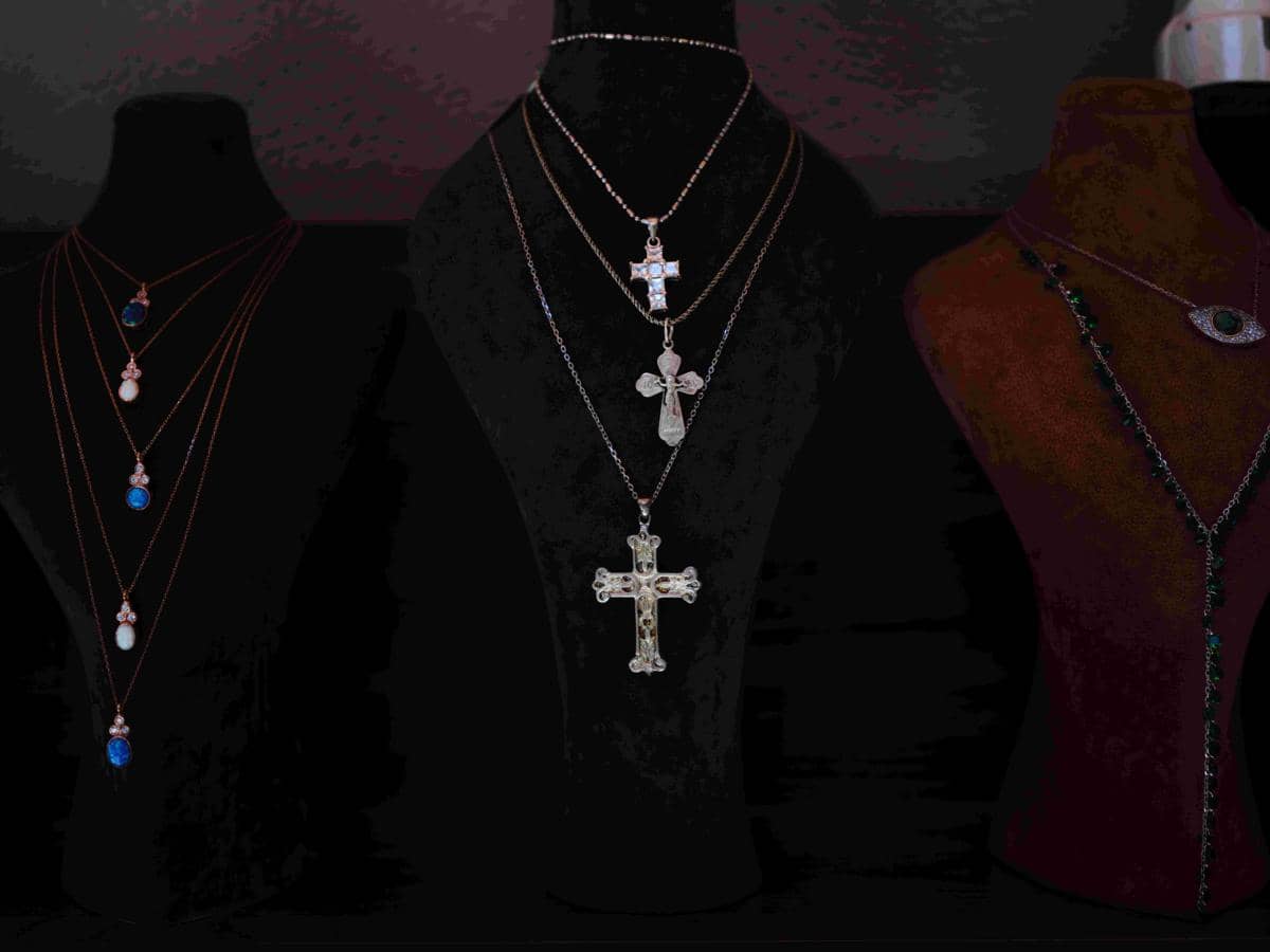 ilustrasi perhiasan kalung