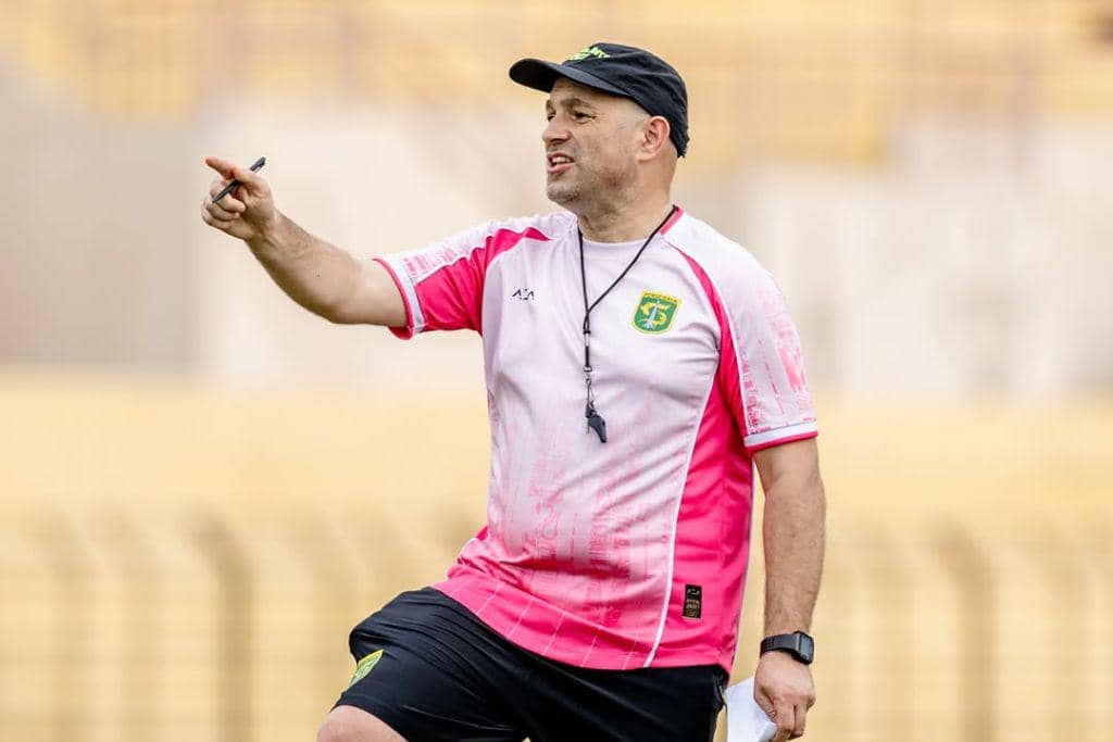Pelatih Persebaya Surabaya, Bernardo Tavares, pada musim 2025/2026.