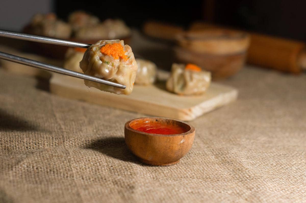 ilustrasi dimsum ayam tanpa udang dengan tambahan chili oil 