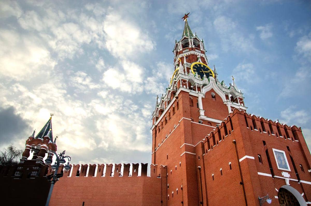 Menara Spasskaya, menara utama di dinding timur Kremlin Moskow.