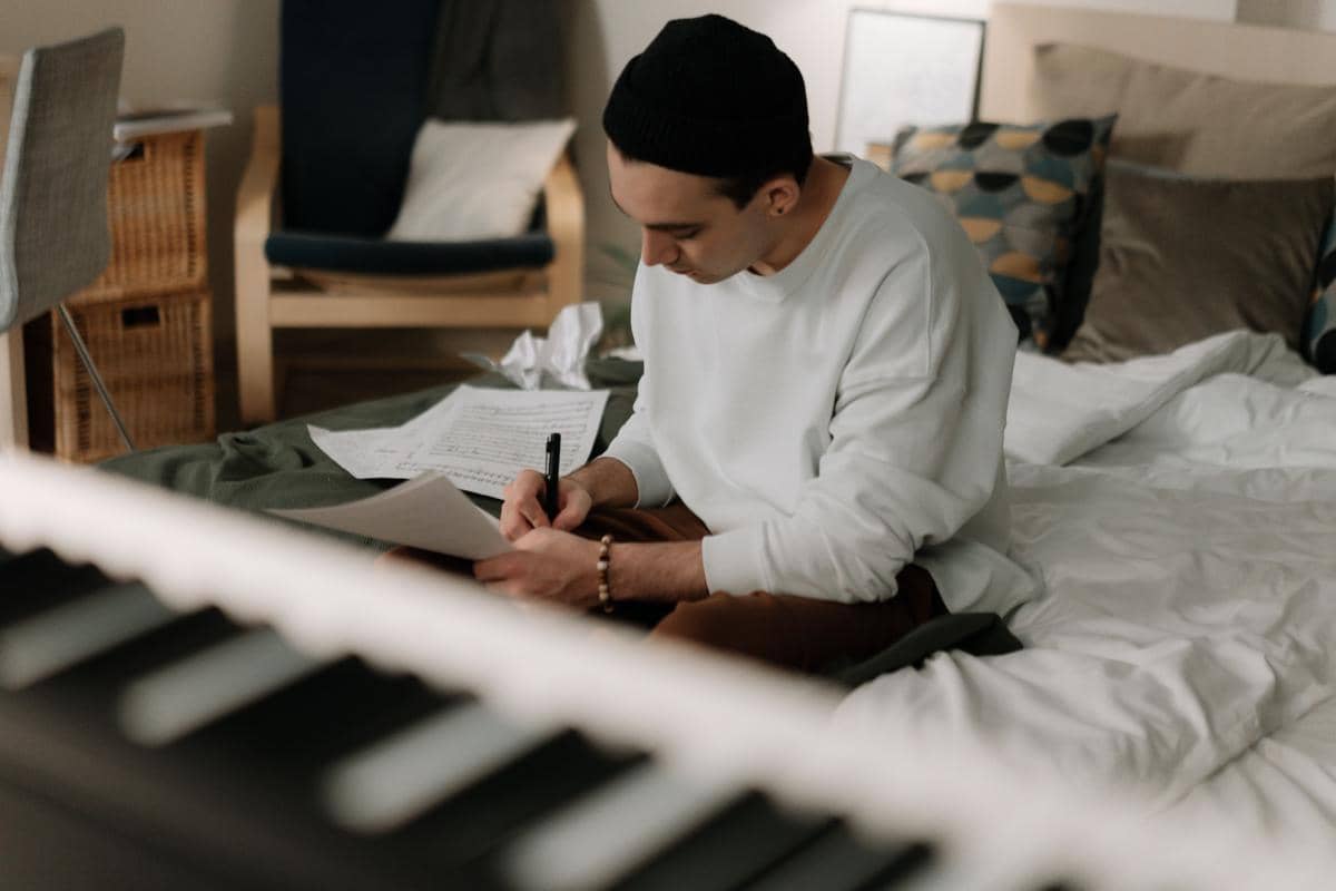 5 Skill Wajib untuk Jadi Penulis Lirik Lagu Profesional