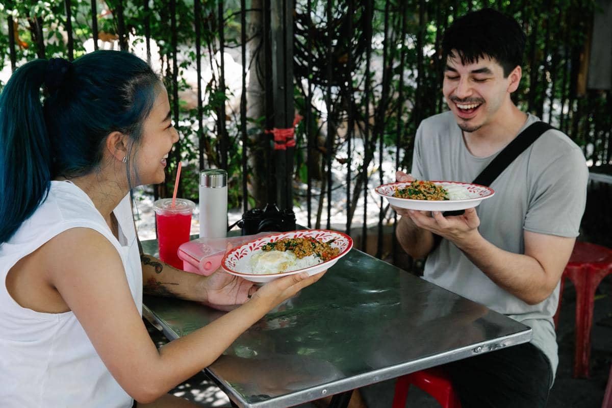 Sepasang kekasih membawa makanan.