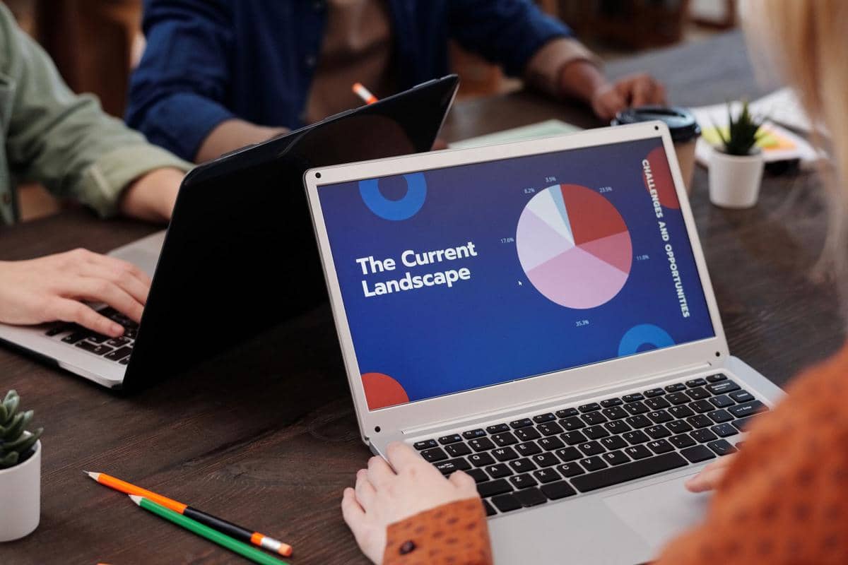 ilustrasi tim membahas strategi digital marketing