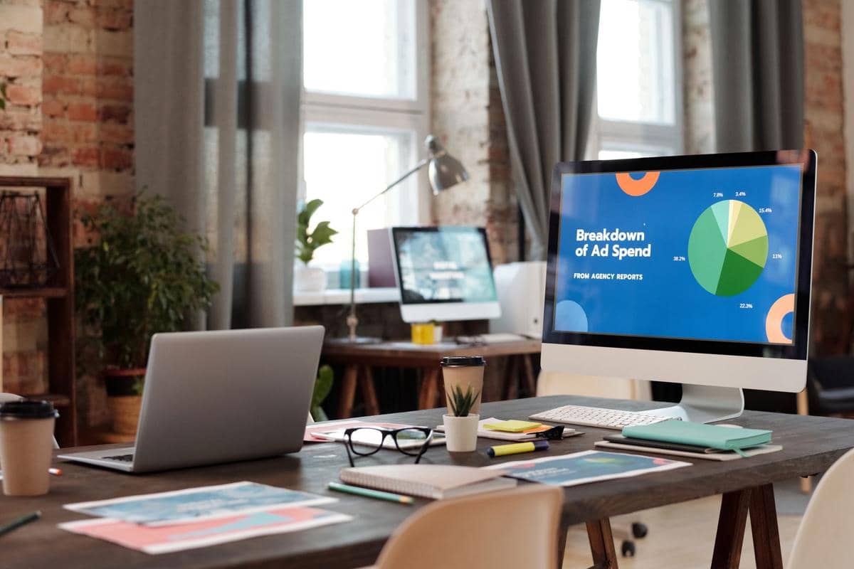 Ilustrasi laptop dengan grafik bisnis