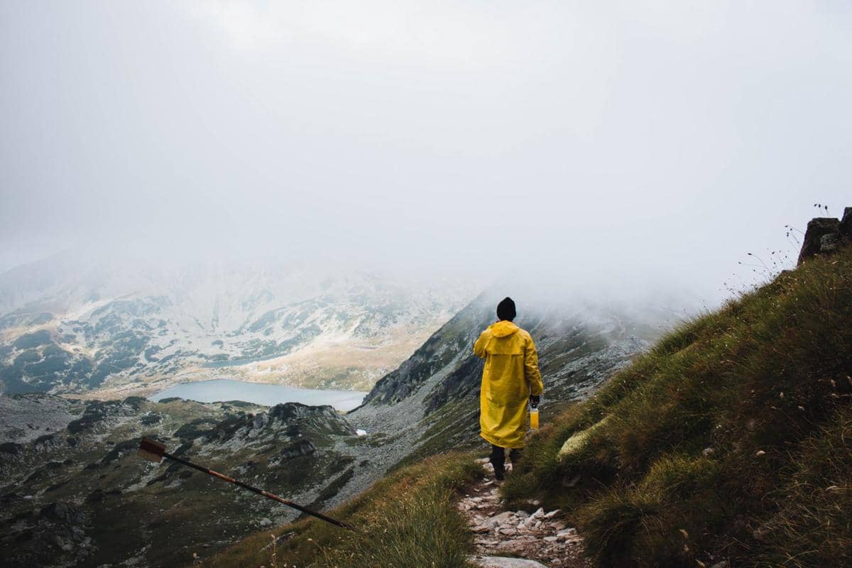 Potret pendaki memakai raincoat