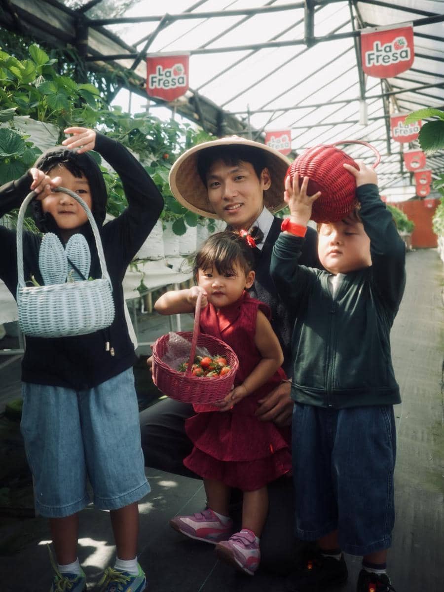 Na Daehoon ajak Trio Na petik stroberi di Bandung