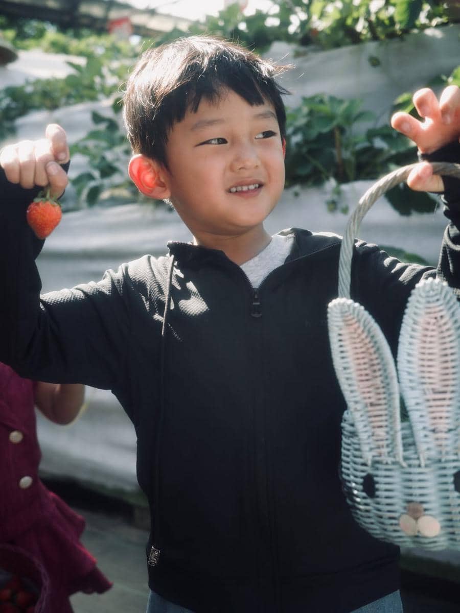 Na Daehoon ajak Trio Na petik stroberi di Bandung