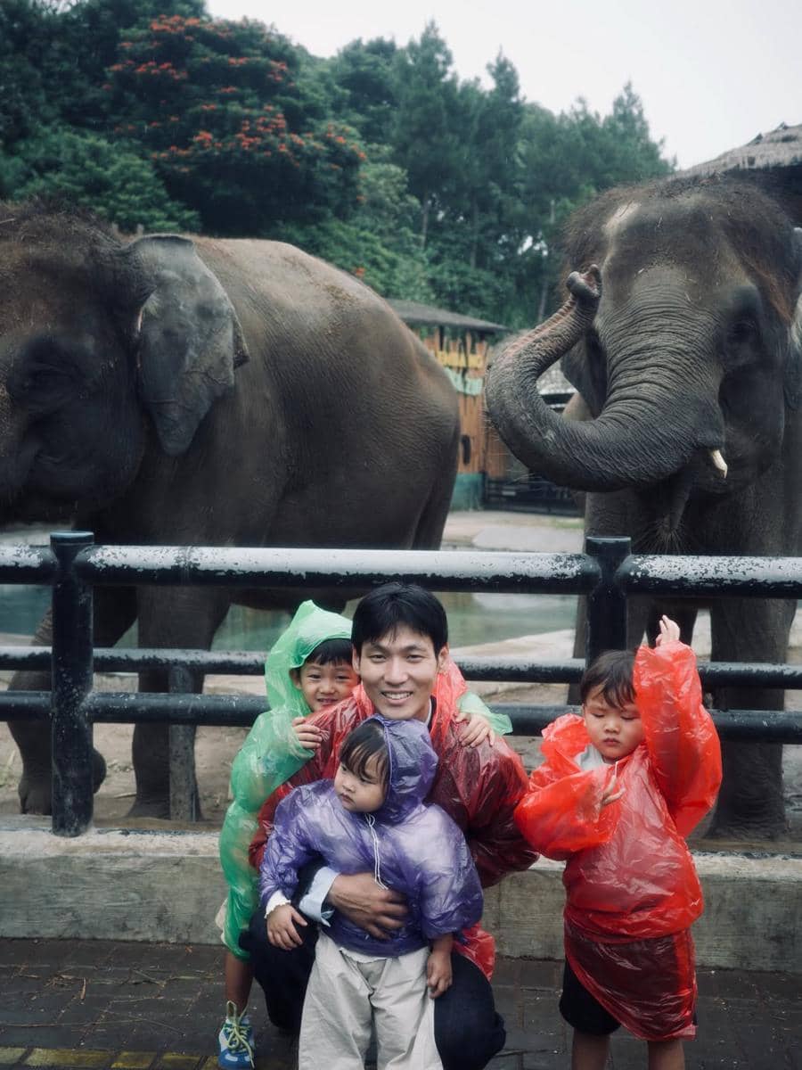Na Daehoon ajak Trio Na petik stroberi di Bandung