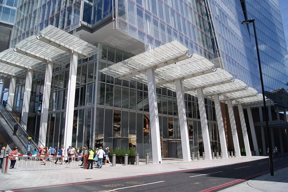Pintu masuk ke The Shard.