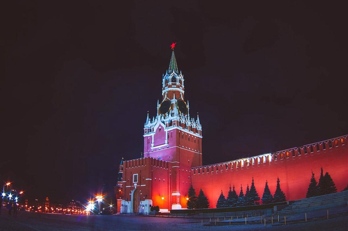 Menara Spasskaya, menara utama di dinding timur Kremlin Moskow.