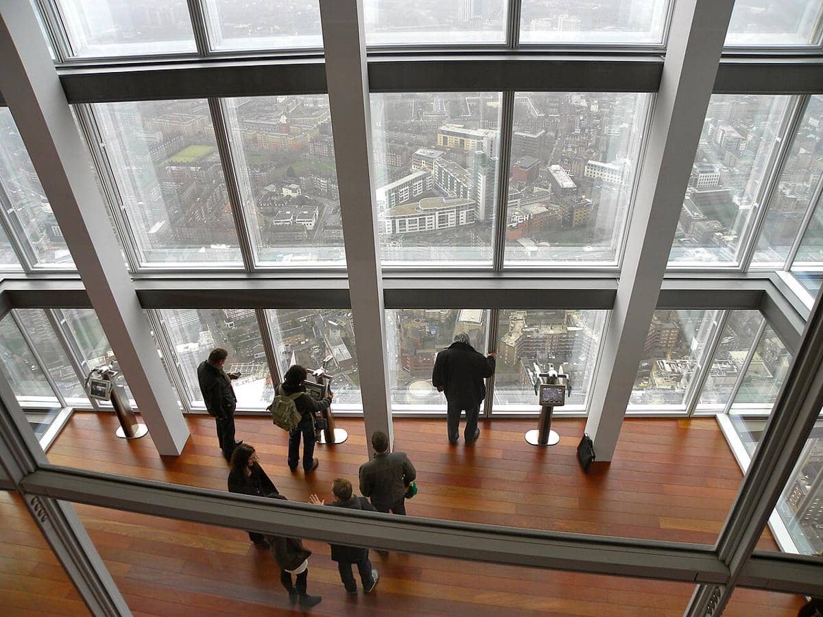 "The View from The Shard," sebuah dek observasi gedung pencakar langit yang terletak di antara lantai 68 dan 72 gedung The Shard.