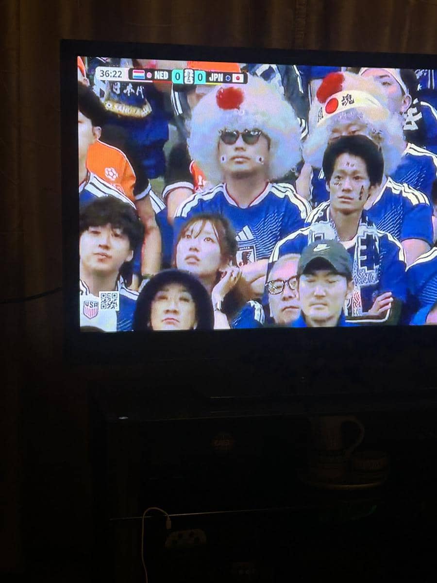 Penonton Jepang mengenakan kostum lucu dan wig berwarna putih dengan bendera Jepang saat mendukung timnya di Piala Dunia 2026.