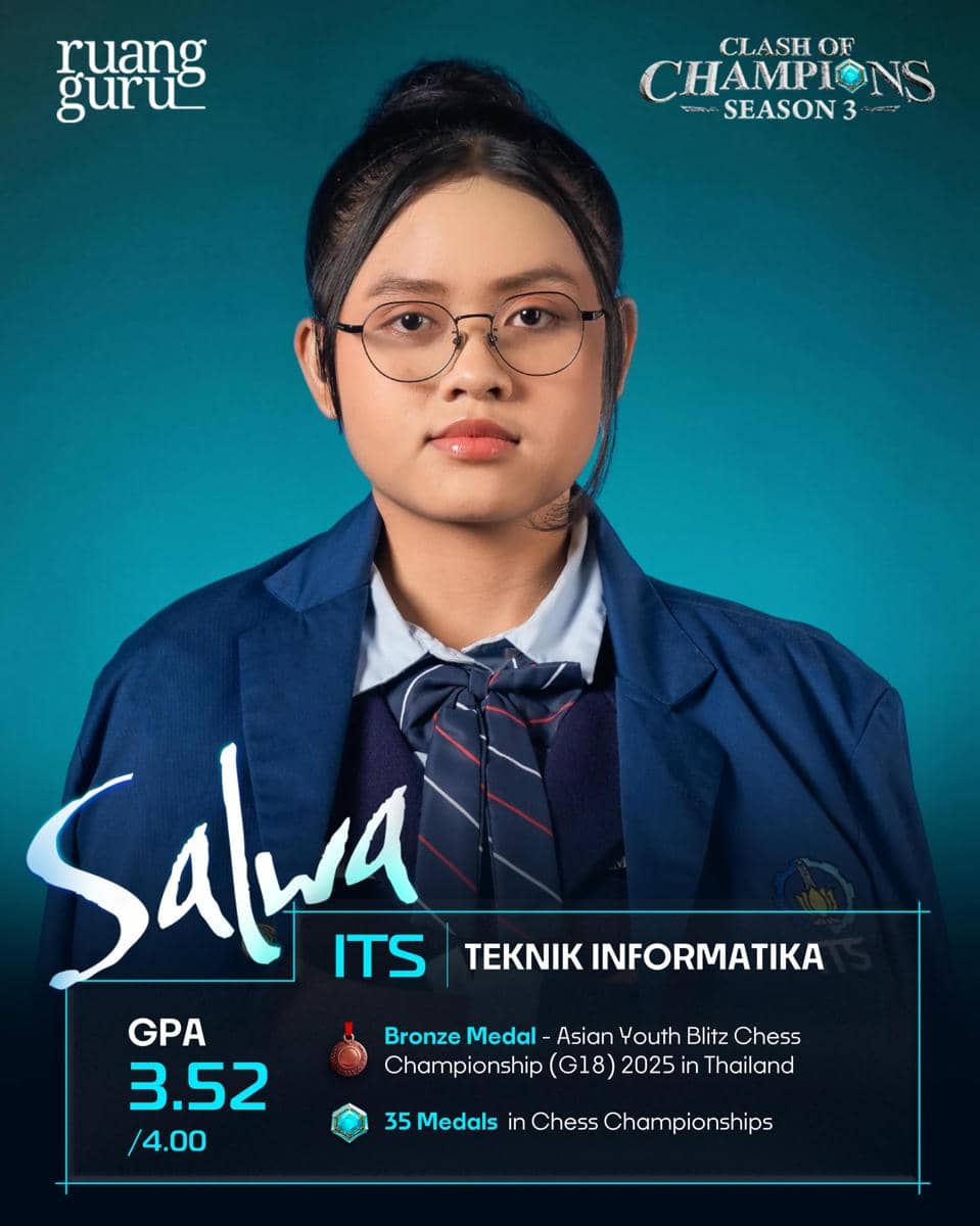 Seorang peserta Clash of Champions Season 3 mengenakan jas almamater biru dengan latar belakang biru dan teks informasi prestasi akademik serta kejuaraan catur.