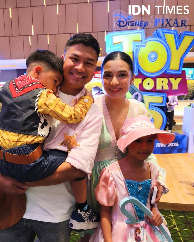 Potret keluarga Glenn Alinskie dan Chelsea Olivia saat hadiri gala premiere Toy Story 5 di Jakarta, Senin (15/6/2026) (IDN Times/Juan Dwi)