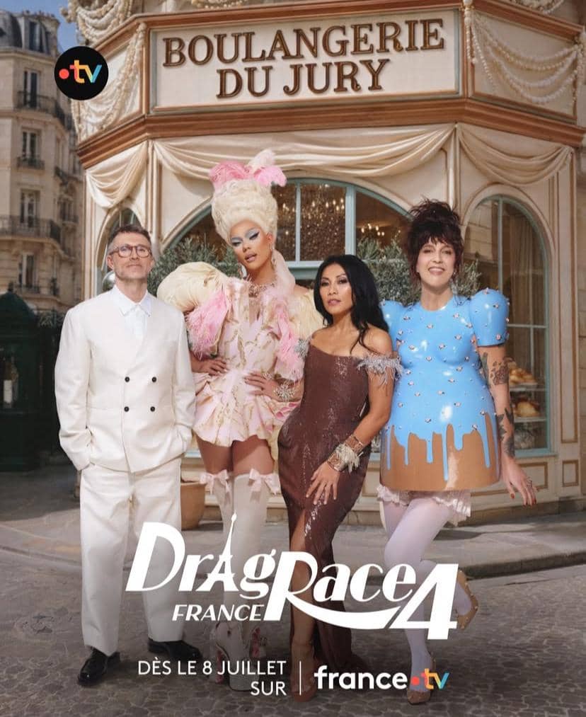 Empat juri Drag Race France berpose di depan toko bergaya klasik bertuliskan 'Boulangerie du Jury' dengan busana glamor dan unik.