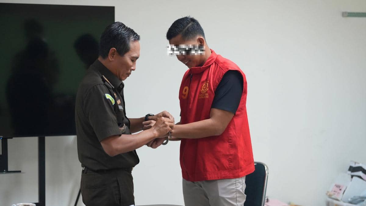 Penahanan tersangka kasus korupsi KUR bank pemerintah cabang Martapura (Dok: Kejati Sumsel)