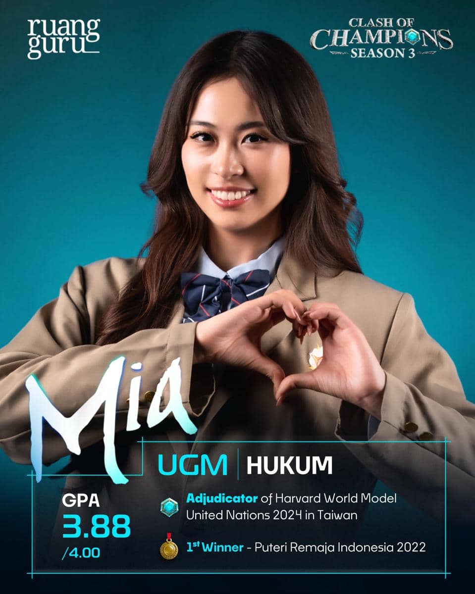 Mia, peserta Clash of Champions Season 3 dari UGM jurusan Hukum, mengenakan seragam dengan dasi biru dan membentuk simbol hati dengan tangannya.