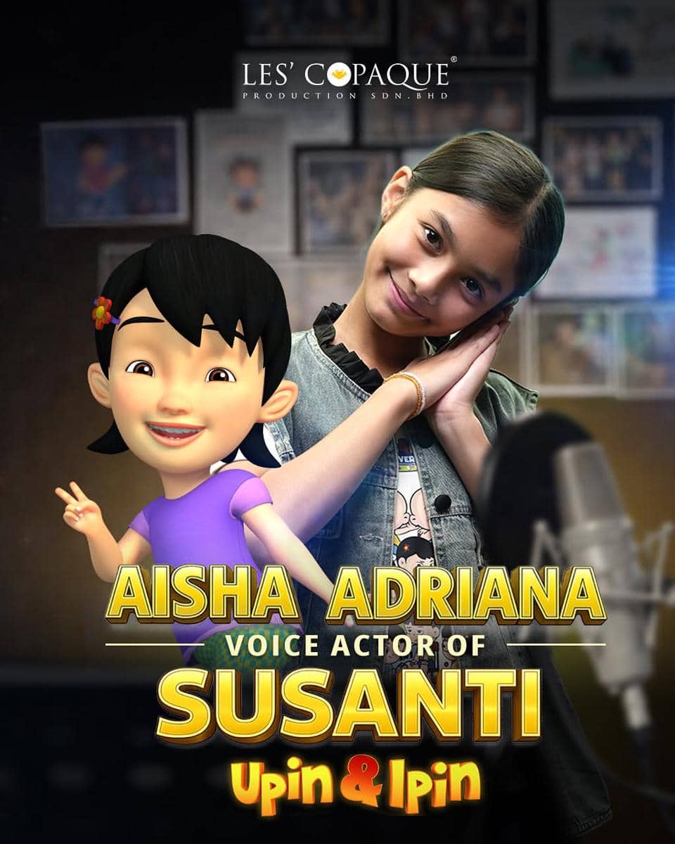 Seorang gadis muda berpose di studio rekaman bersama karakter animasi Susanti dari serial Upin & Ipin dengan teks pengumuman pengisi suara baru.