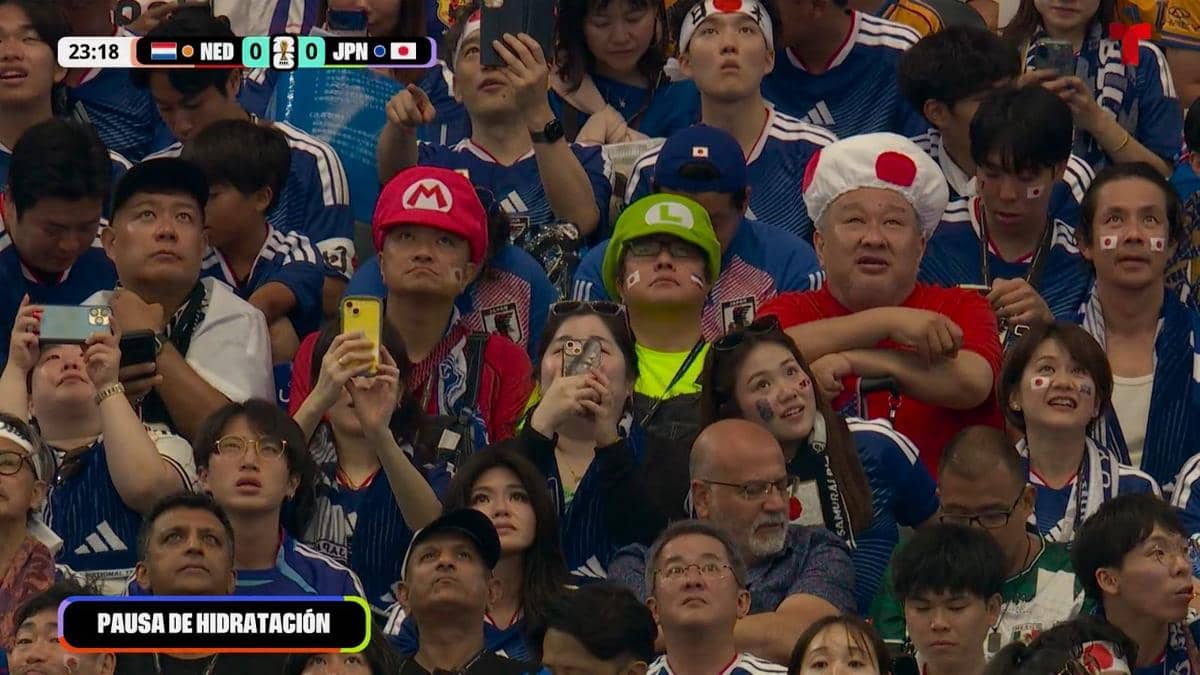 Penonton Jepang mengenakan kostum karakter video game dengan topi merah, hijau, dan jamur saat mendukung timnya di Piala Dunia 2026.