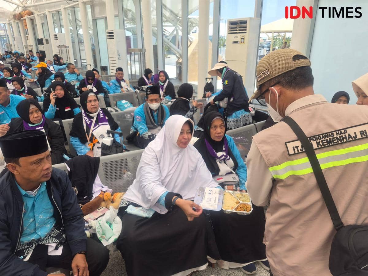 Petugas Inspektorat Jenderal Kemenhaj memeriksa kualitas makanan yang diterima jemaah haji Indonesia di area tunggu keberangkatan.