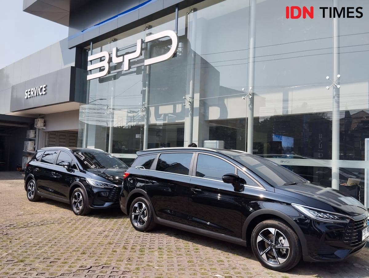 Mobil dual-mode (hybrid) BYD M6 DM di Semarang. (IDN Times/Dhana Kencana)